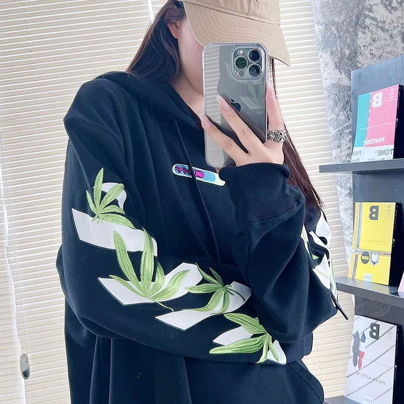 ♻️💯Refer to the model picture for the upper body❤️[New style] 22SS top version OFFWHITE OW lucky leaf embroidery print men and women couples the same trendy pure cotton loose autumn and winter hooded sweatshirt. This year's environmentally friendly series is indeed a bit interesting, all centered around plants. The combination of lucky leaves and arrows has a slightly fresh and artistic style. The front panel printing uses Tajima embroidery printing and superimposed embroidery technology, with a yellow background, a second layer of blue, and the last layer is purple OFF. The embroidery is raised and has a tactile feel. The arrows on the back are made using imported glue technology and then put on the embroidery machine. The printing is realistic and full. Ye Jing's expression is very obvious. Customized three-label auxiliary materials to perfectly restore ZP.  Color: black and white Size: XS-L P:430